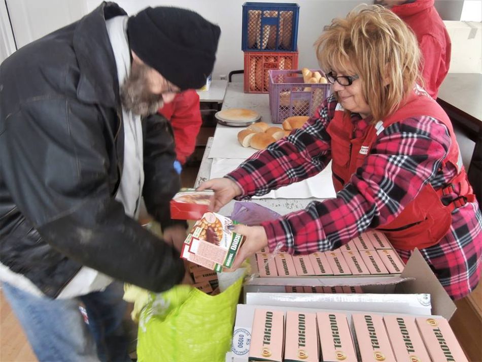 05.01.2018. – Konzervirana gotova kuvana jela uoči Božića – korisnicima narodne kuhinje Crvenog krsta u Valjevu.