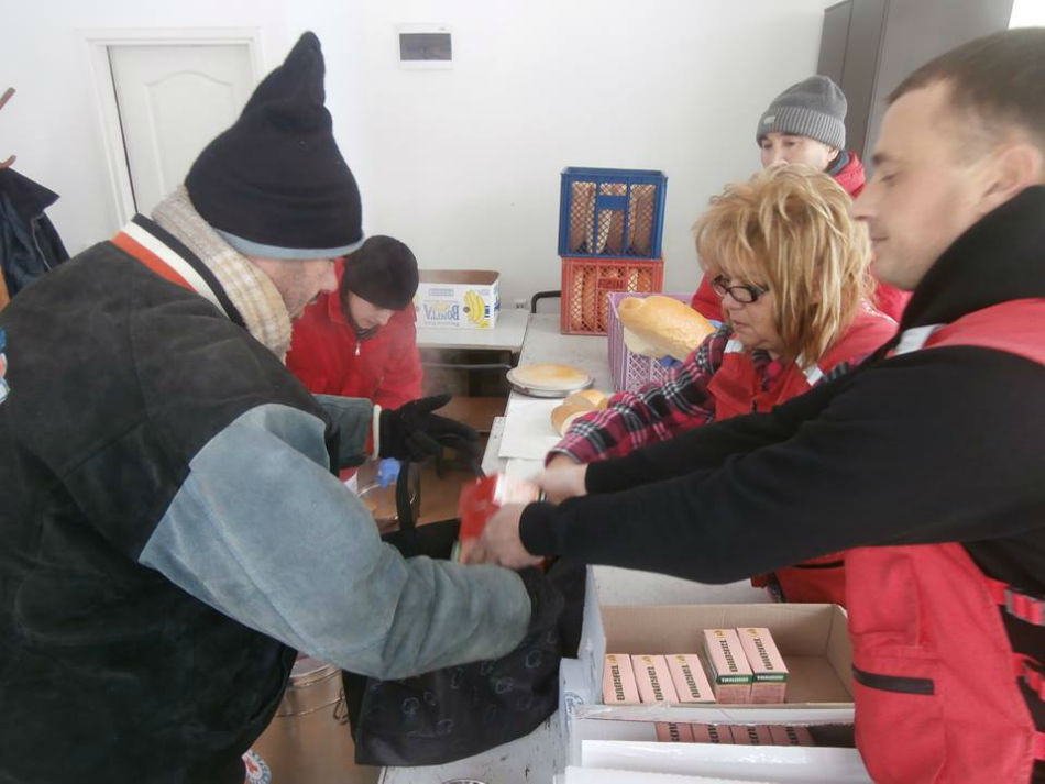 06.01.2017. – Konzervirana gotova kuvana jela uoči Božića – za korisnike narodne kuhinje Crvenog krsta u Valjevu.