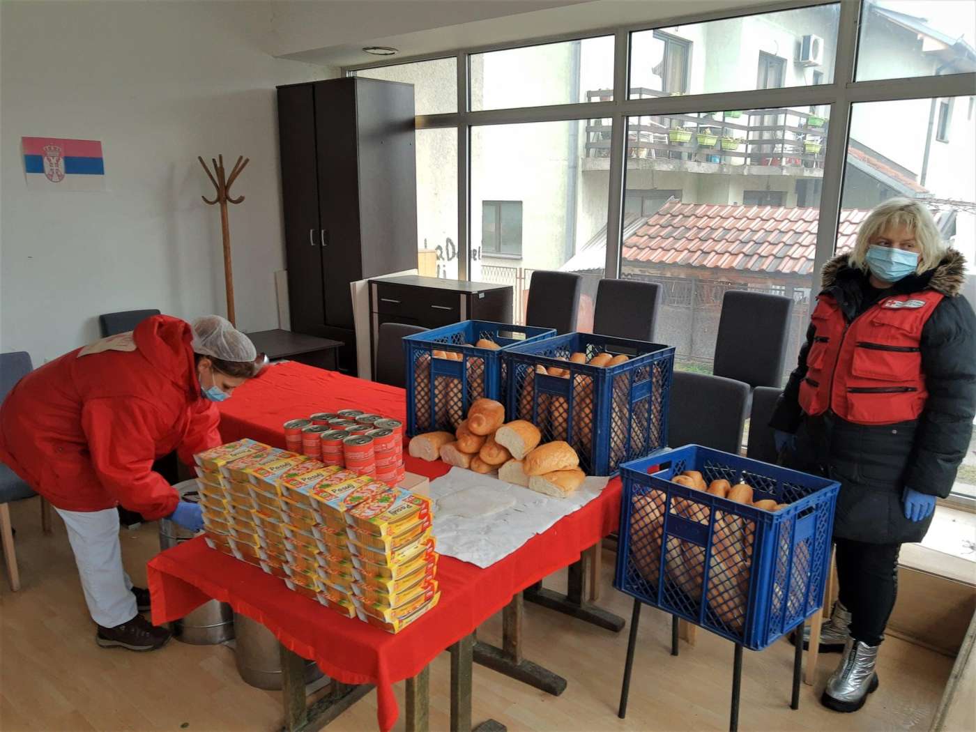 06.01.2022. – Još dodatnih davanja korisnicima narodne kuhinje Crvenog krsta u Valjevu -  uoči Božića podelili smo konzervirana gotova kuvana jela i konzerve mesnog nareske za 500 korisnika uoči praznika.