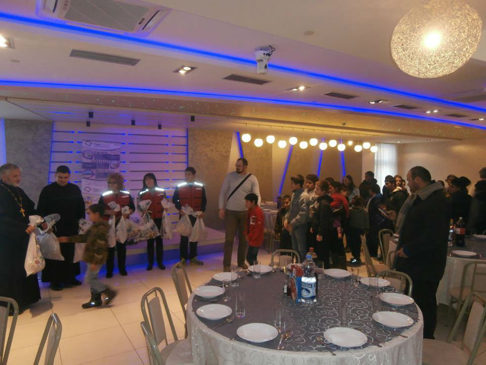 07.01.2017. – Podeljeno 65 Božićnih paketića deci korisnicima narodne kuhinje Crvenog krsta Valjevo, starosti do 14 godina - na Božić 07. Januara uz svečani Božićni ručak.