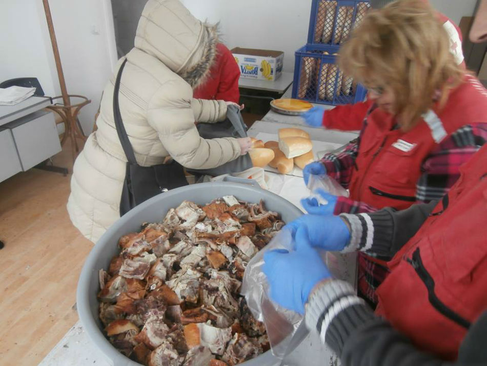 09.01.2017. – Dodatne količine mesa (pečenja) – korisnicima narodne kuhinje Crvenog krsta u Valjevu.