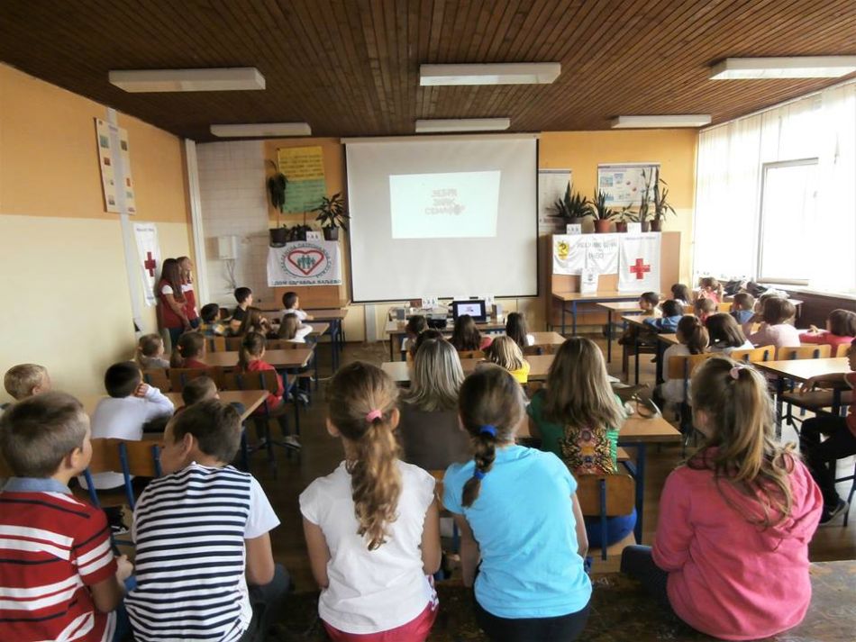 12.09.2017. – Bezbednost dece u saobraćaju – nastavljene aktivnosti u gradskoj OŠ „Sestre Ilić“ u Valjevu – na 2 predavanja prisustvovalo još 109 prvaka.