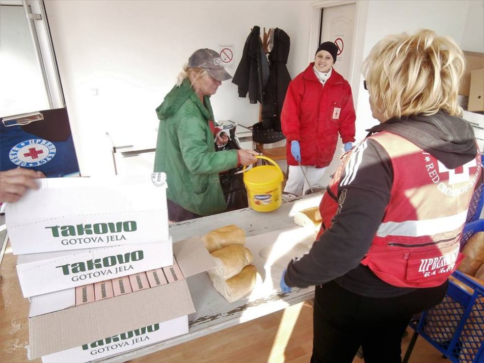 14.02.2018. – Dodatna konzervirana gotova kuvana jela uoči praznika – korisnicima narodne kuhinje Crvenog krsta u Valjevu.