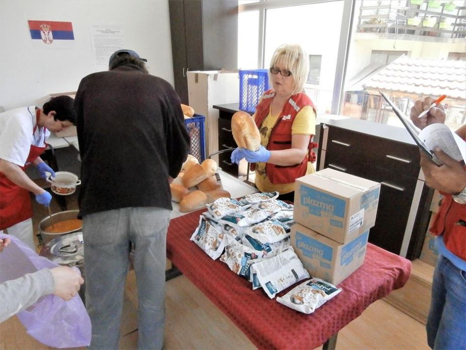 15.05.2018. – NARODNA KUHINjA - U Nedelji Crvenog krsta – počela podela plazma keksa korisnicima narodne kuhinje.