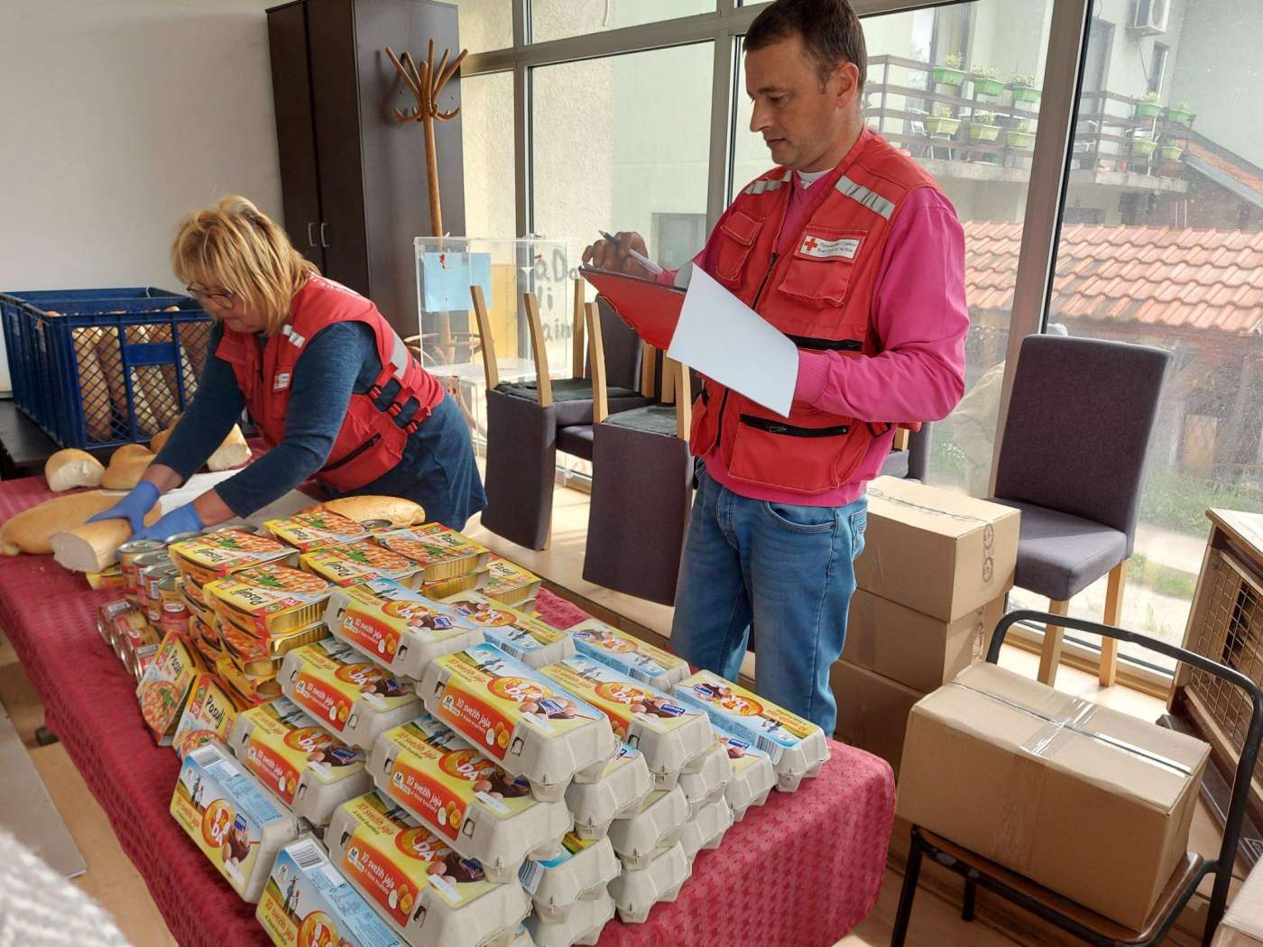 21.04.2022. – NARODNA KUHINJA – Radost dodatnih davanja u susret Uskršnjim praznicima korisnicima narodne kuhinje od Crvenog krsta Valjevo - na dar 5000 jaja 500 konzerviranih gotovih jela i 500 konzervi mesnog nareska 