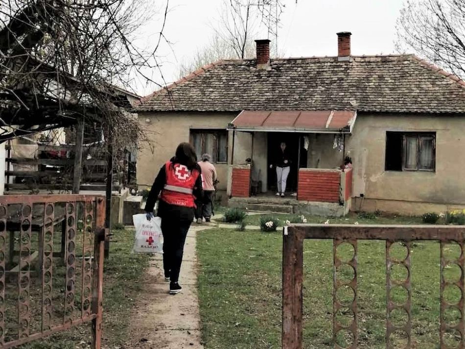 27.03.2020. - Crveni krst Valjevo, sa svojim zaposlenima i volonterima, uspeva da stigne i do onih koji su posebno ugroženi