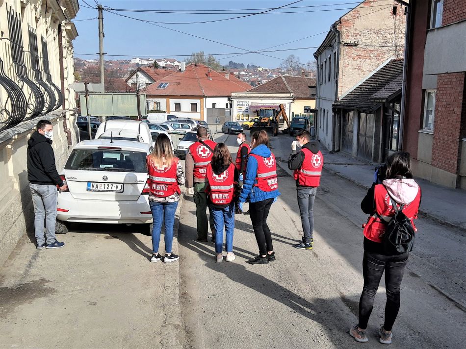 28.03.2020. – IZ DANA U DAN, naši MOBILNI TIMOVI – sačinjeni od volontera i zaposlenih u stručnoj službi Crvenog krsta Valjevo, pomažu građanima