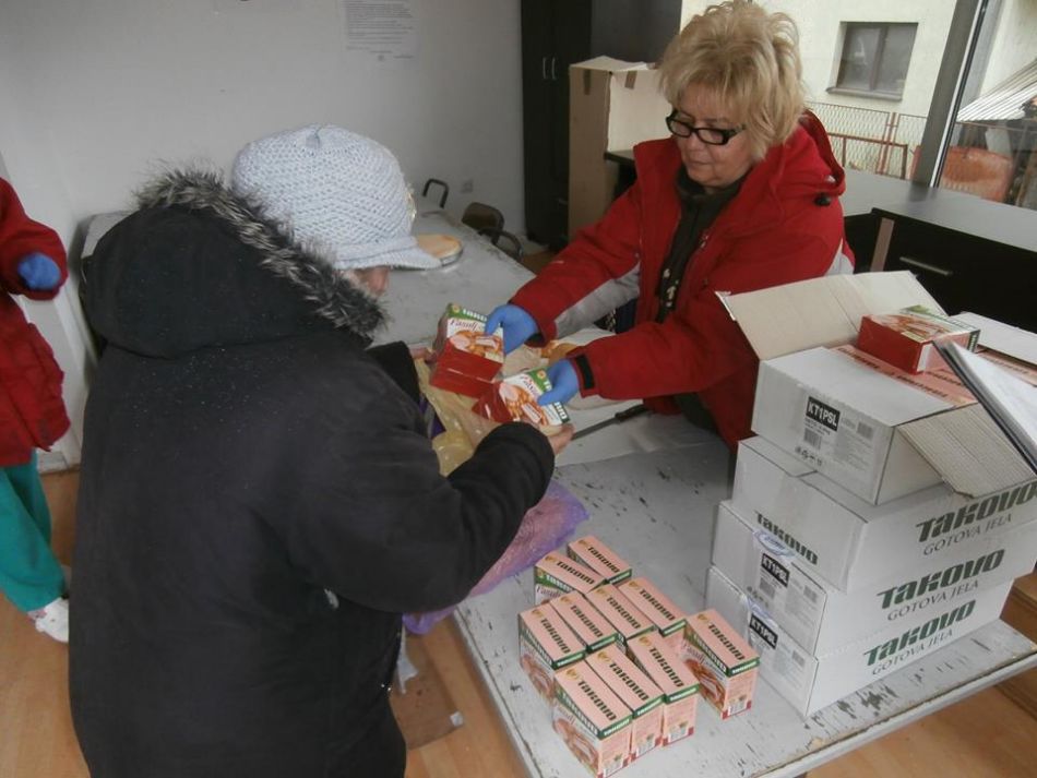 29.12.2017. – Podela 1.000 konzerviranih gotovih jela korisnicima narodne kuhinje u Valjevu – za Novogodišnje praznike.