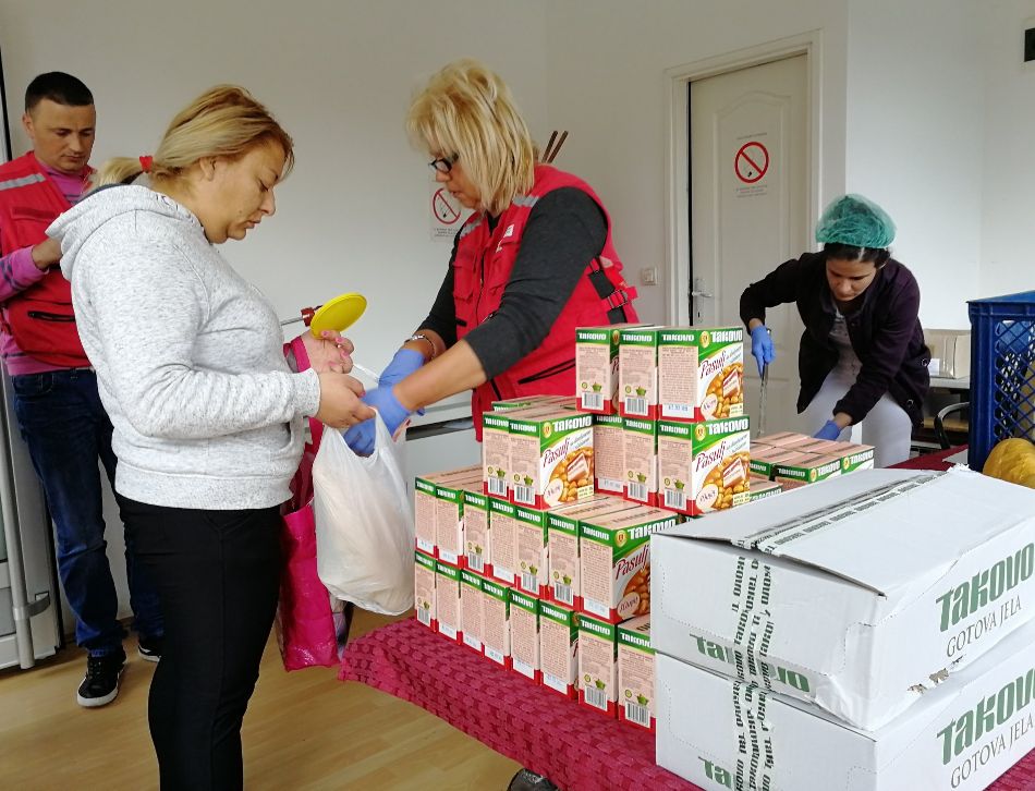 30.04.2019. – Uoči Prvomajskih praznika dodatna davanja korisnicima narodne kuhinje od Crvenog krsta Valjevo - podeljeno još 1.000 konzerviranih gotovih jela