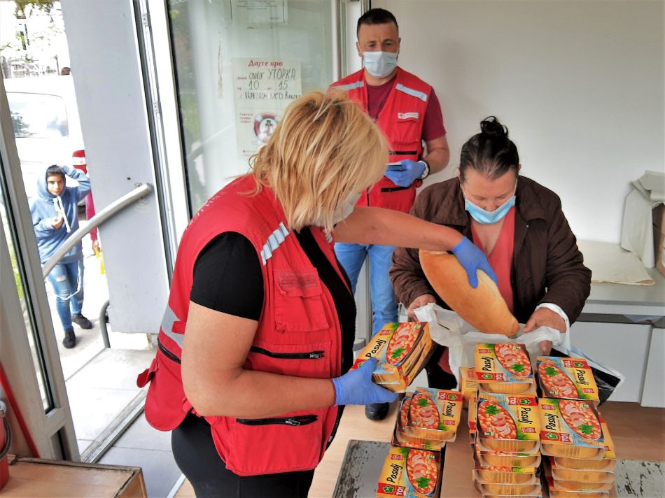 30.04.2020. – Uoči Prvomajskih praznika dodatna davanja korisnicima narodne kuhinje od Crvenog krsta Valjevo