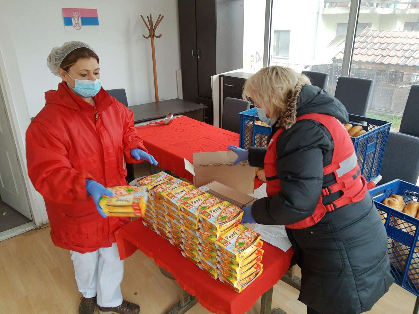 30.12.2021. – Dodatna davanja uoči Nove godine – gotova kuvana jela i konzerve nareska za 500 korisnika narodne kuhinje Crvenog krsta u Valjevu.