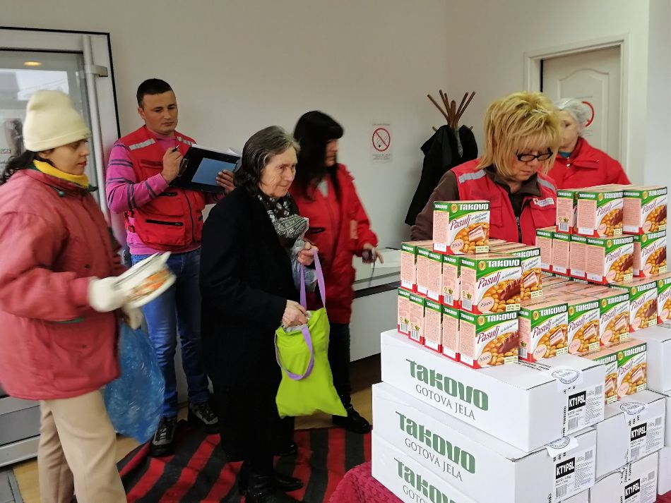 31.12.2018. – Još 1.000 konzerviranih gotovih jela - korisnicima narodne kuhinje od Crvenog krsta Valjevo – za novogodišnje praznike.