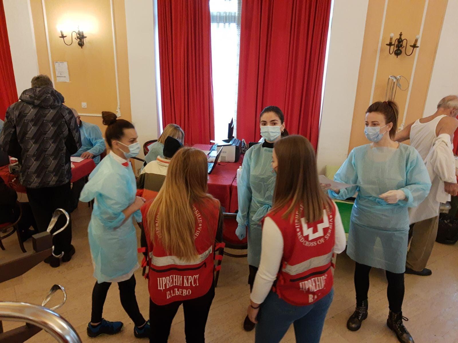 Crveni krst Valjevo, sa svojim volonterima, aktivan u podršci zdravstvenom sistemu na imunizaciji građana protiv COVID-19.