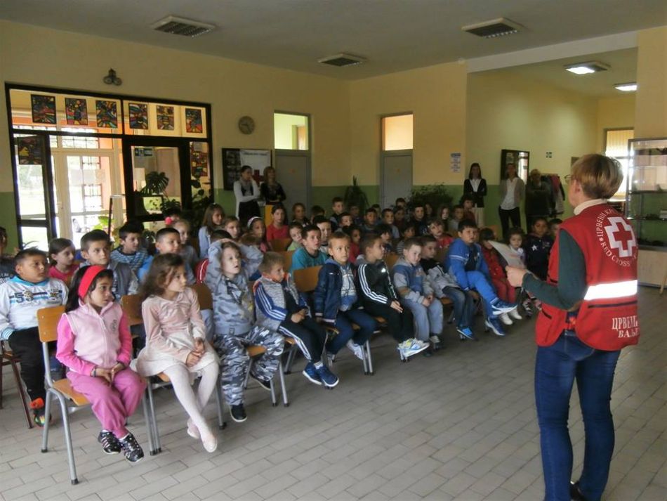 DEČJA NEDELjA – Crveni krst Valjevo u matičnoj seoskoj OŠ „Sveti Sava u Popučkama – bezbednost dece u saobraćaju za prvake.