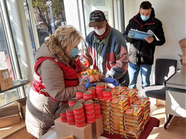 Dodatna davanja za 500 korisnika narodne kuhinje Crvenog krsta u Valjevu, uoči neradnih dana za praznik - Dan državnosti Republike Srbije.