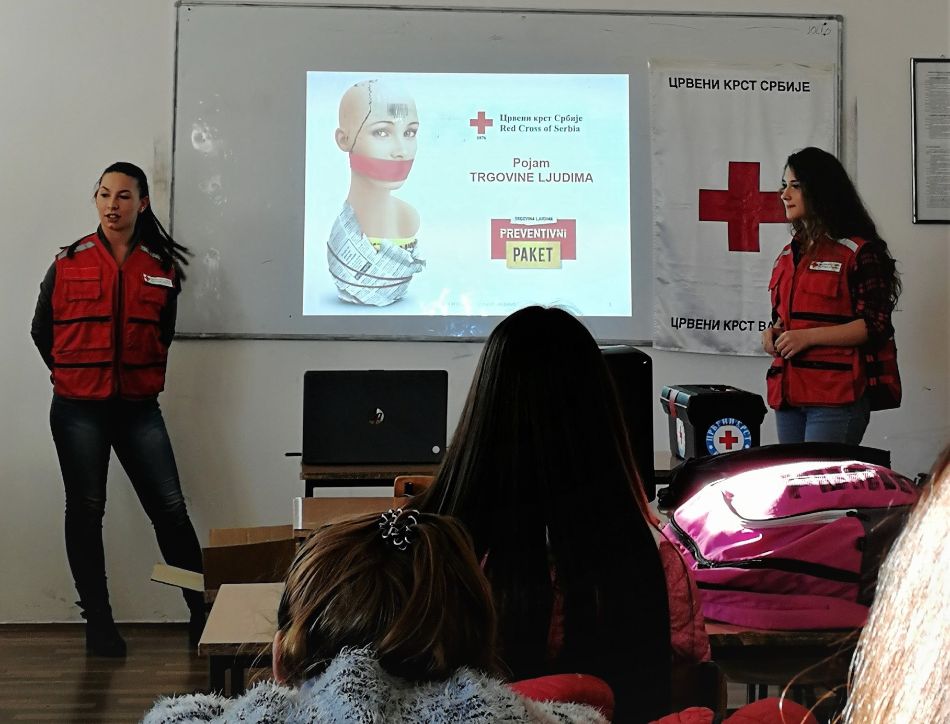 PREVENCIJA TRGOVINE LJUDIMA - Mladi osposobljeni vršnjački edukatori Crvenog krsta Valjevo na delu – radionice i predavanja za učenike Medicinske škole