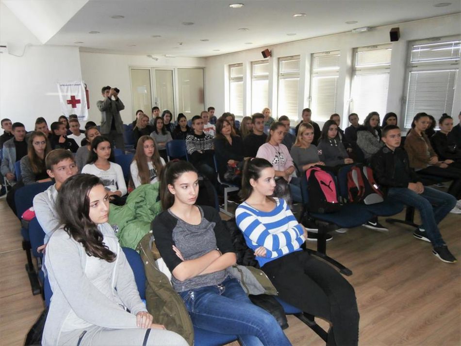 RADILI SMO U OKTOBRU... 10.10.2017. – Svetski dan mentalnog zdravlja, između ostalog i – Vršnjačka edukacija na temu: „Zavisnost od interneta i društvenih mreža“