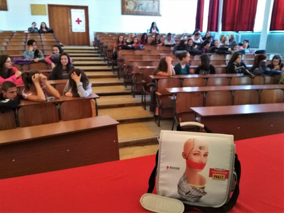 RADILI SMO U OKTOBRU...  19. i 20. Oktobra – povodom Evropskog dana borbe protiv trgovine ljudima – predavanja za učenike srednje muzičke škole i srednje ekonomske škole u Valjevu.